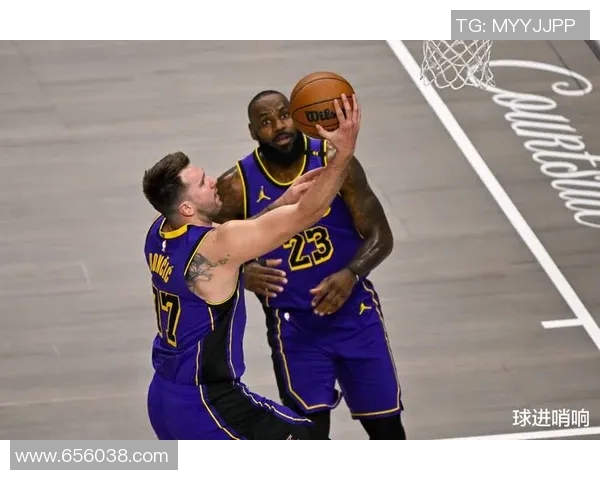 詹姆斯对抗火箭队，火爆场面引发球迷争议